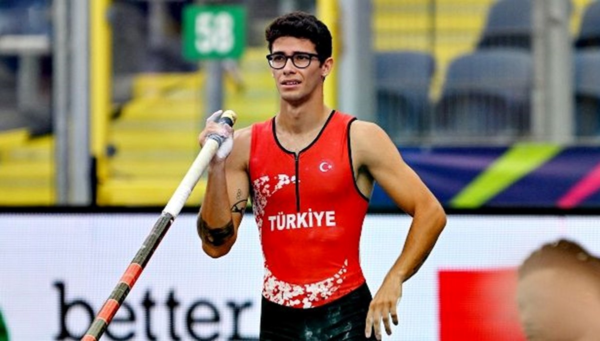 Ersu Şaşma tarihe geçti: Sırıkla atlamada madalya kazanan ilk Türk sporcu oldu Ersu Şaşma tarihe geçti: Sırıkla atlamada madalya kazanan ilk Türk sporcu oldu