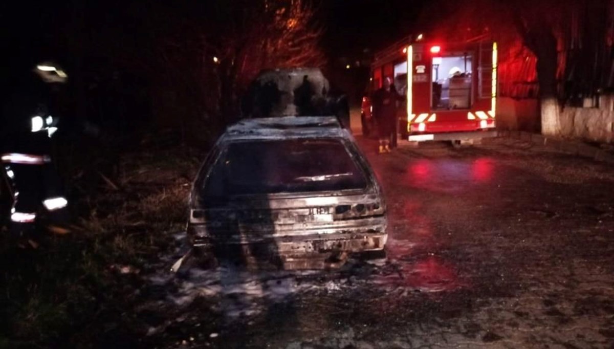 Park halindeki otomobil alev alev yandı