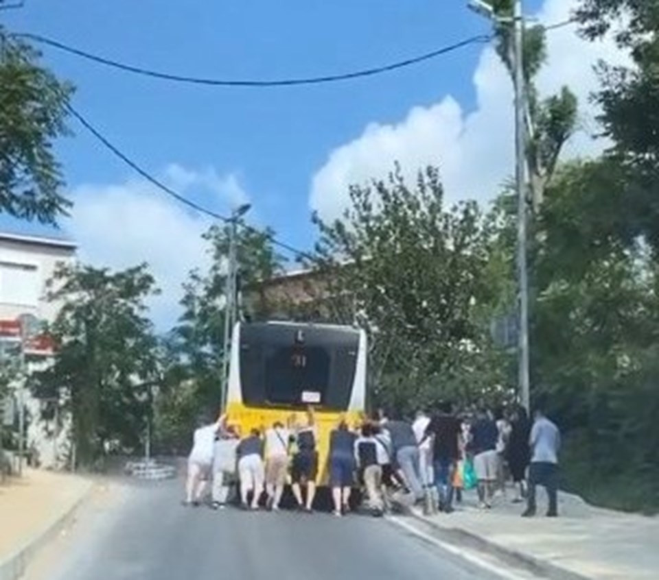 Sarıyer'de arıza yapan İETT otobüsünü yolcular itti - 1