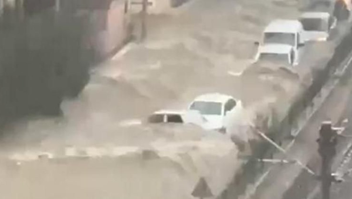Adana'yı sağanak vurdu: Yollar göle döndü Adana'yı sağanak vurdu: Yollar göle döndü