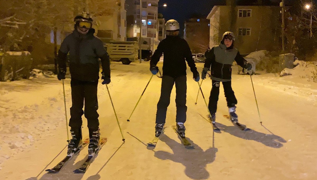 Ardahan sokakları kayak pistine döndü