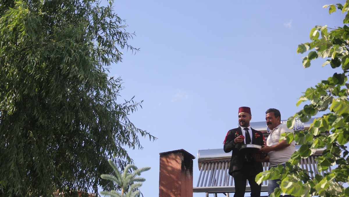Damat önce çatıya çıktı sonra bekarların üzerine meyve ve kuruyemiş attı Damat önce çatıya çıktı sonra bekarların üzerine meyve ve kuruyemiş attı