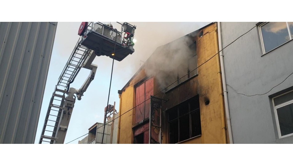 İzmir�de mobilya atölyesinde yangın NTV İzmir�de mobilya atölyesinde yangın NTV