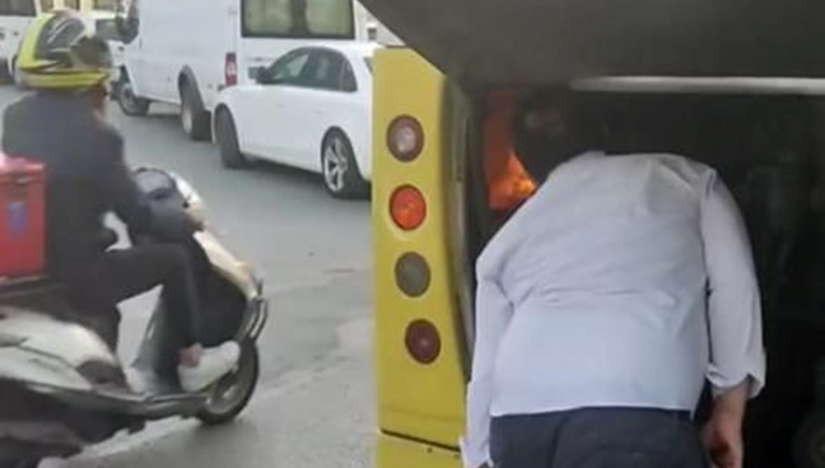 Yanan motorunu üfleyerek söndürmeye çalıştı