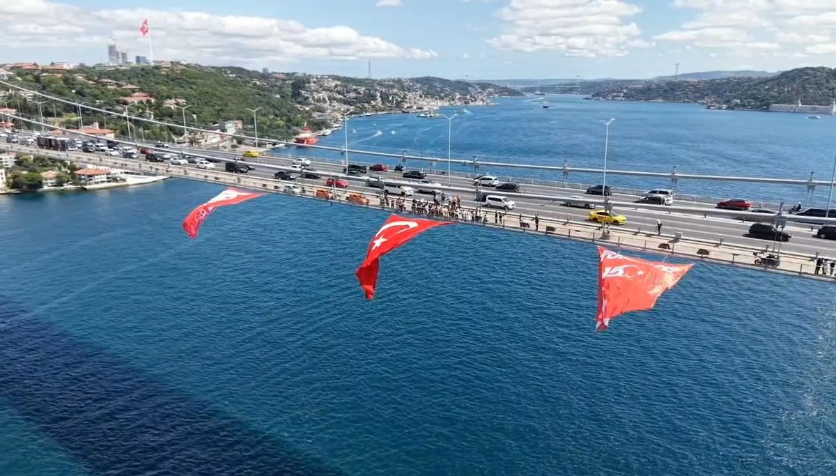 Köprüde Türk Bayrağı