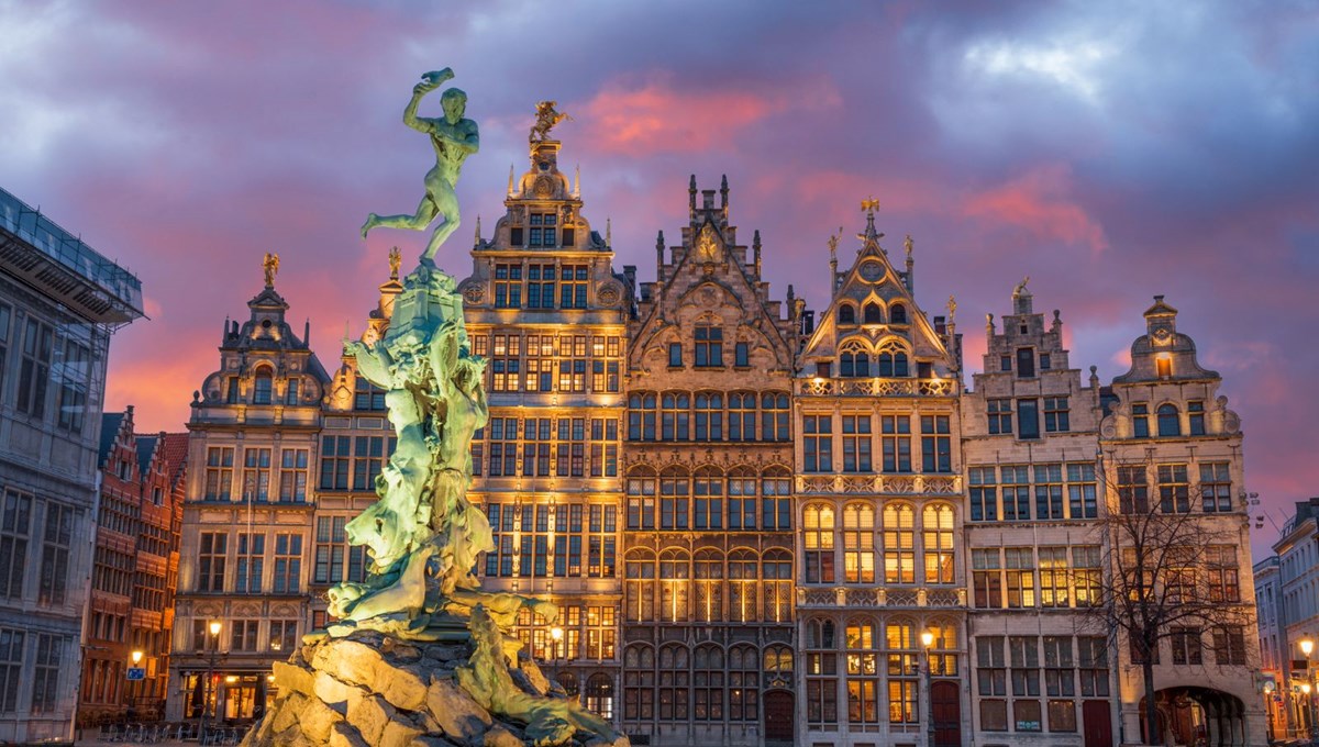 Brüksel'in altın renkli açık hava müzesi Grand Place meydanı (Grand Place gezi rehberi) Brüksel'in altın renkli açık hava müzesi Grand Place meydanı (Grand Place gezi rehberi)