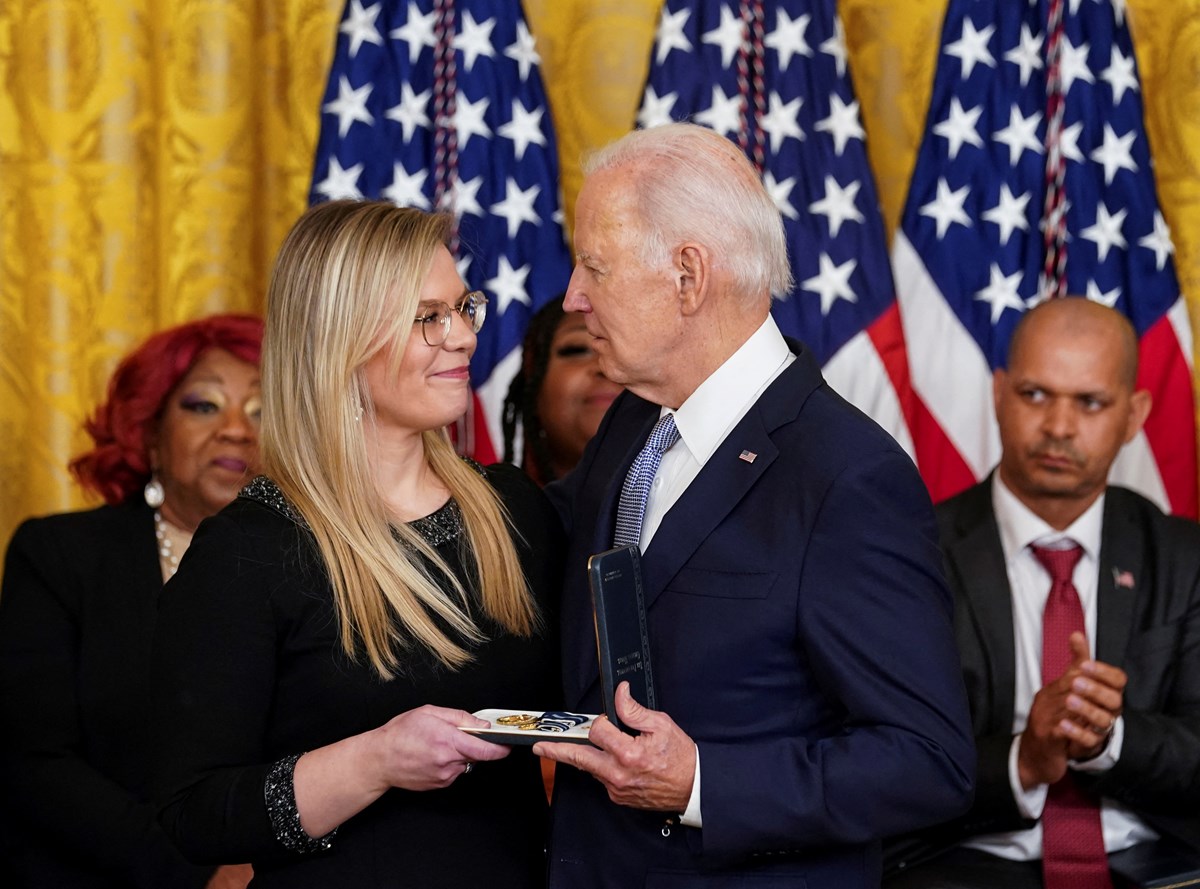 Biden, Kongre baskınında hayatını kaybeden polis memurlarının yakınlarına Cumhurbaşkanlığı Vatandaşlık Madalyası vedi. Biden, Kongre baskınında hayatını kaybeden polis memurlarının yakınlarına Cumhurbaşkanlığı Vatandaşlık Madalyası vedi.