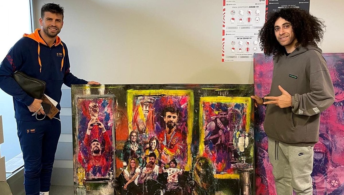 Ressam Ersan Kay, Pique ve Daniel Alves'e resimlerini hediye etti