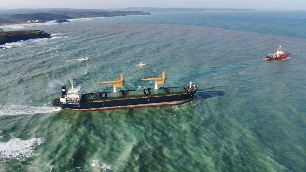 Riva'da sürüklenen kargo gemisi kurtarıldı - 3