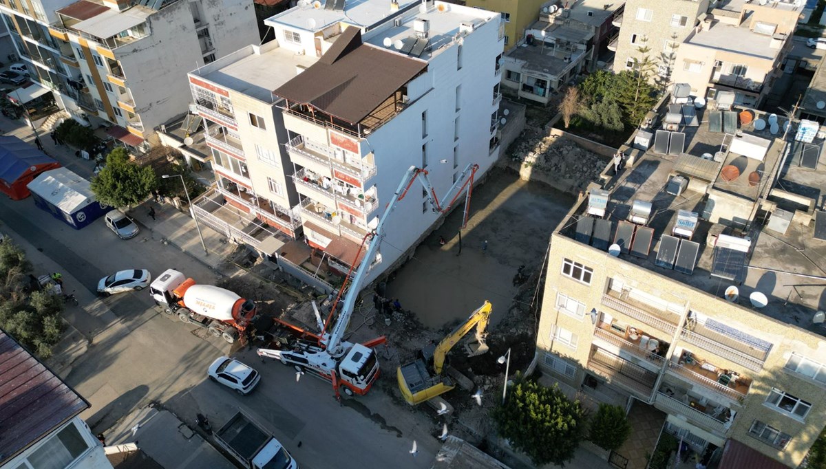 Temel kazısı yandaki binaya zarar verdi: 5 katlı bina boşaltıldı