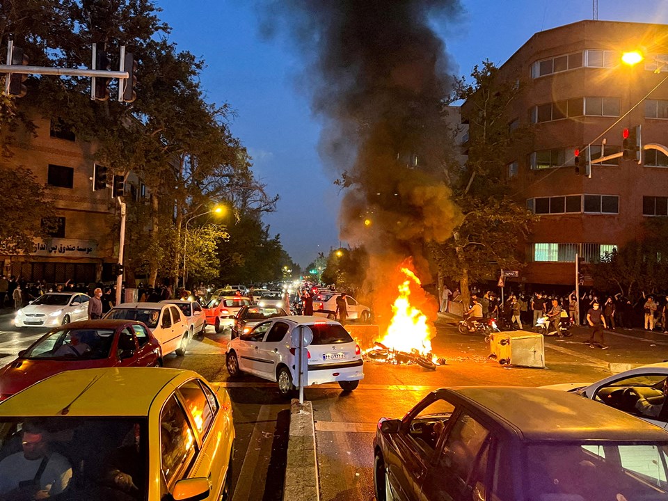 İran'daki gösterilerde gözaltına alınan 18 yaşındaki gence 2 kez idam cezası - 1