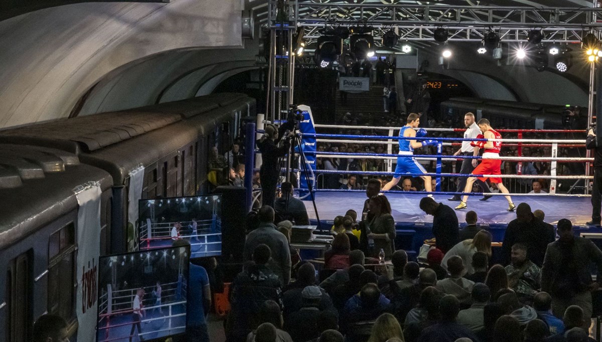 Ukrayna'da boks turnuvası metro istasyonunda yapıldı