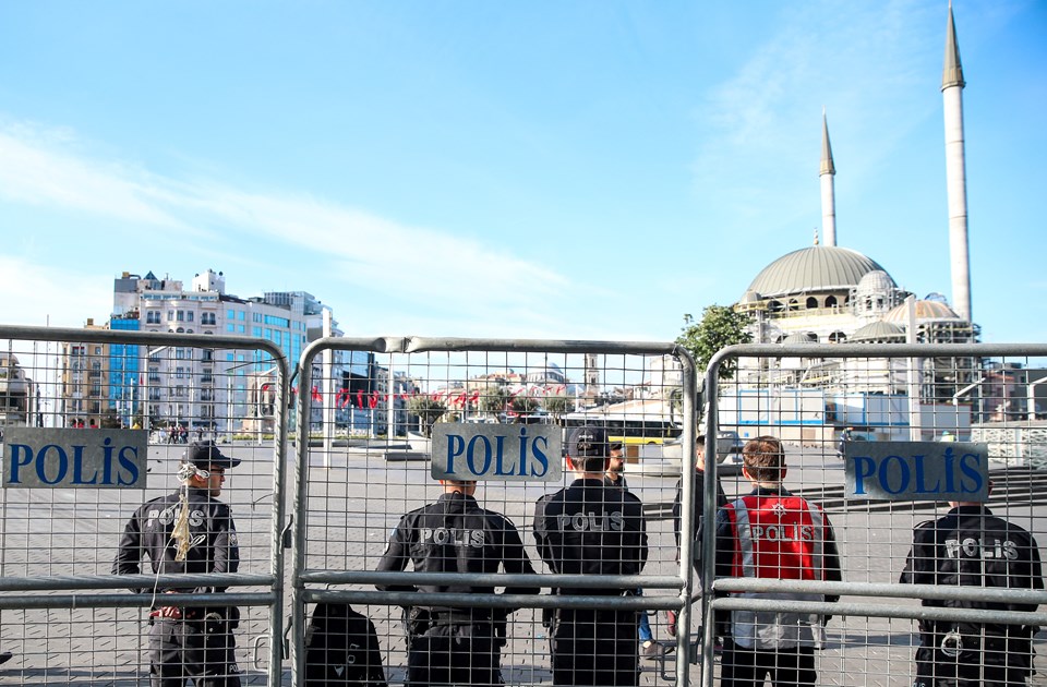 İstanbul'da 1 Mayıs coşkusu (Taksim'e gitmek isteyenlere müdahale) - 1