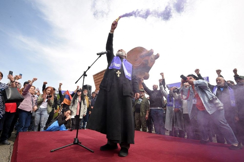 Ermenistan'da Başpiskopos siyasete göz kırptı: Protestolara liderlik ediyor - 11