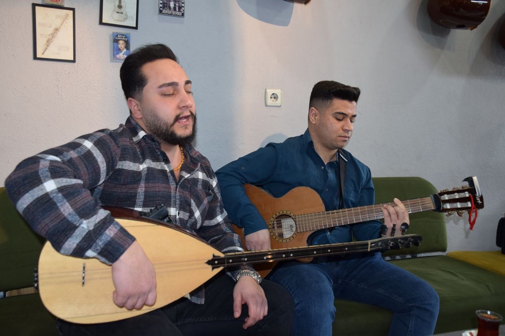 Konservatuvarı bıraktı, makası kaptı: Berber şarkı söylerken saç kesiyor 75 uMRgE1eb10CpRsgBKK4tQA