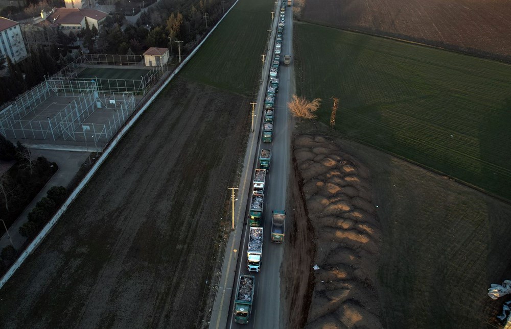 Kahramanmaraş’ta enkazı taşıyan hafriyat kamyonları metrelerce kuyruk oluşturdu - 3