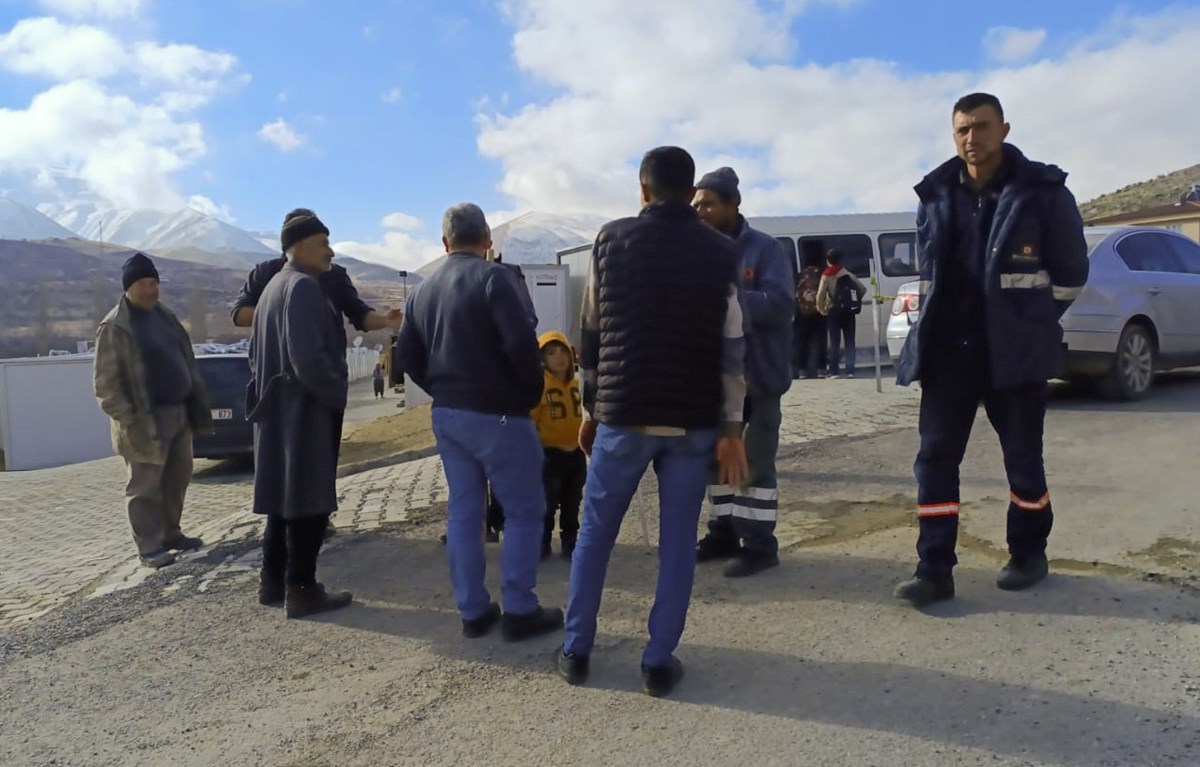 Bazı vatandaşlar depremin ardından sokağa çıktı Bazı vatandaşlar depremin ardından sokağa çıktı
