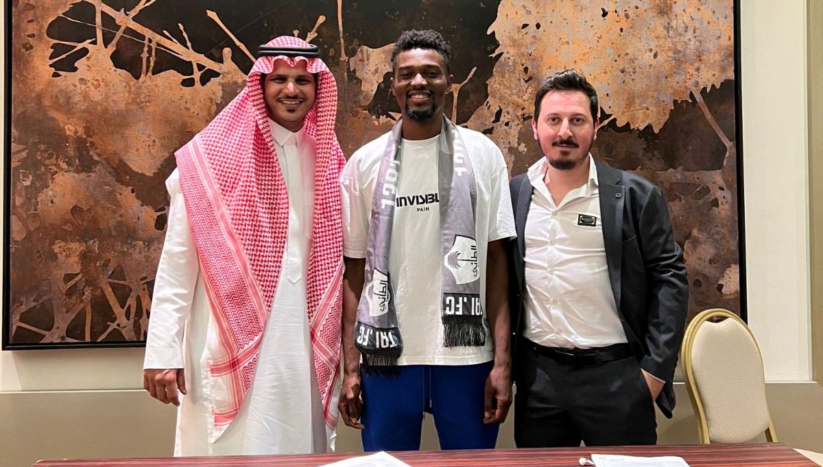Bernard Mensah, Al-Tai ile sözleşme imzaladı Bernard Mensah, Al-Tai ile sözleşme imzaladı