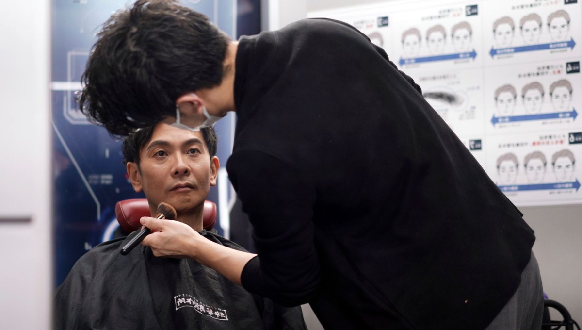 Japonya'da makyaj çılgınlığı: Erkekler kozmetik ürünlerine akın etti