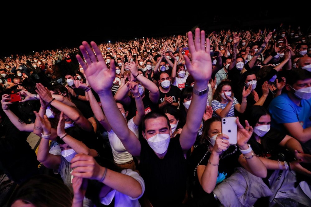 İspanya'da Covid-19 salgını döneminde sosyal mesafesiz ilk konser yapıldı - 4