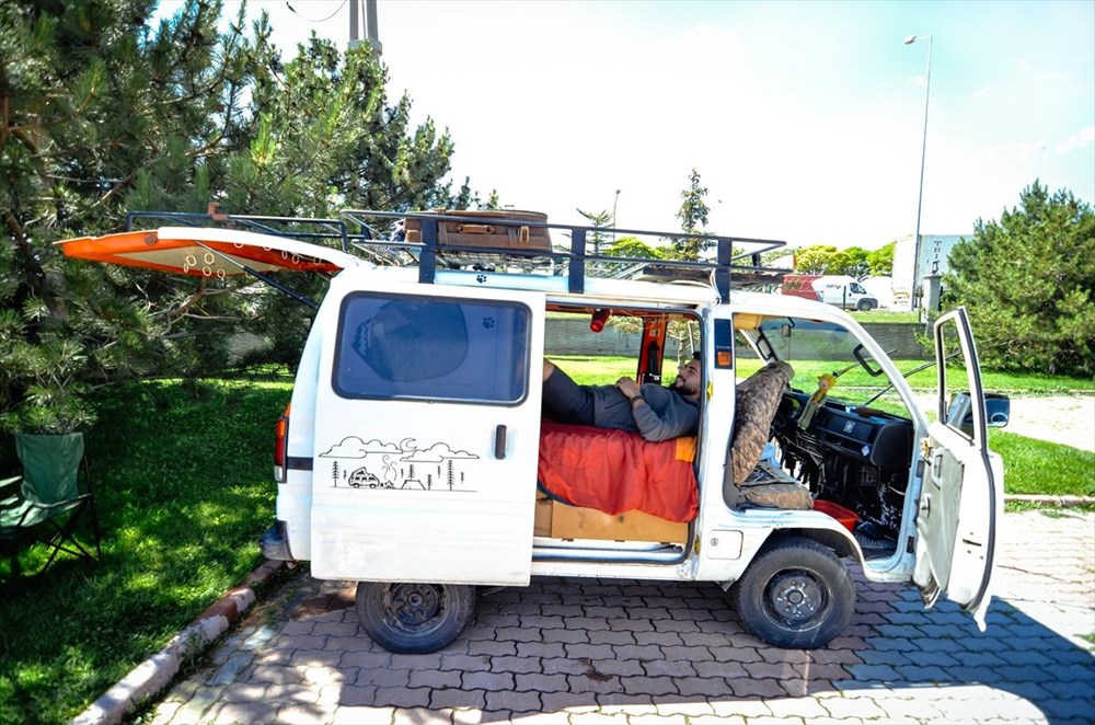 Karavana çevirdiği panelvanı 'evi' oldu - 9