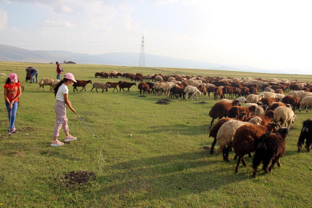 Çoban kızlar antrenmana gelemeyince golf takımı onlara gitti - 2