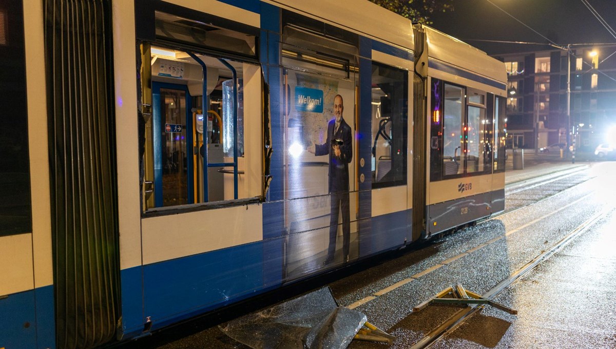 Amsterdam’da tramvay ateşe verildi Amsterdam’da tramvay ateşe verildi