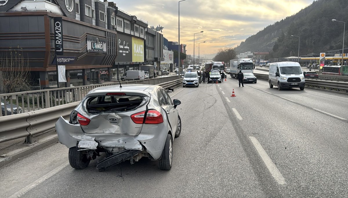 Üç araçlık zincirleme kaza: Biri ağır üç yaralı