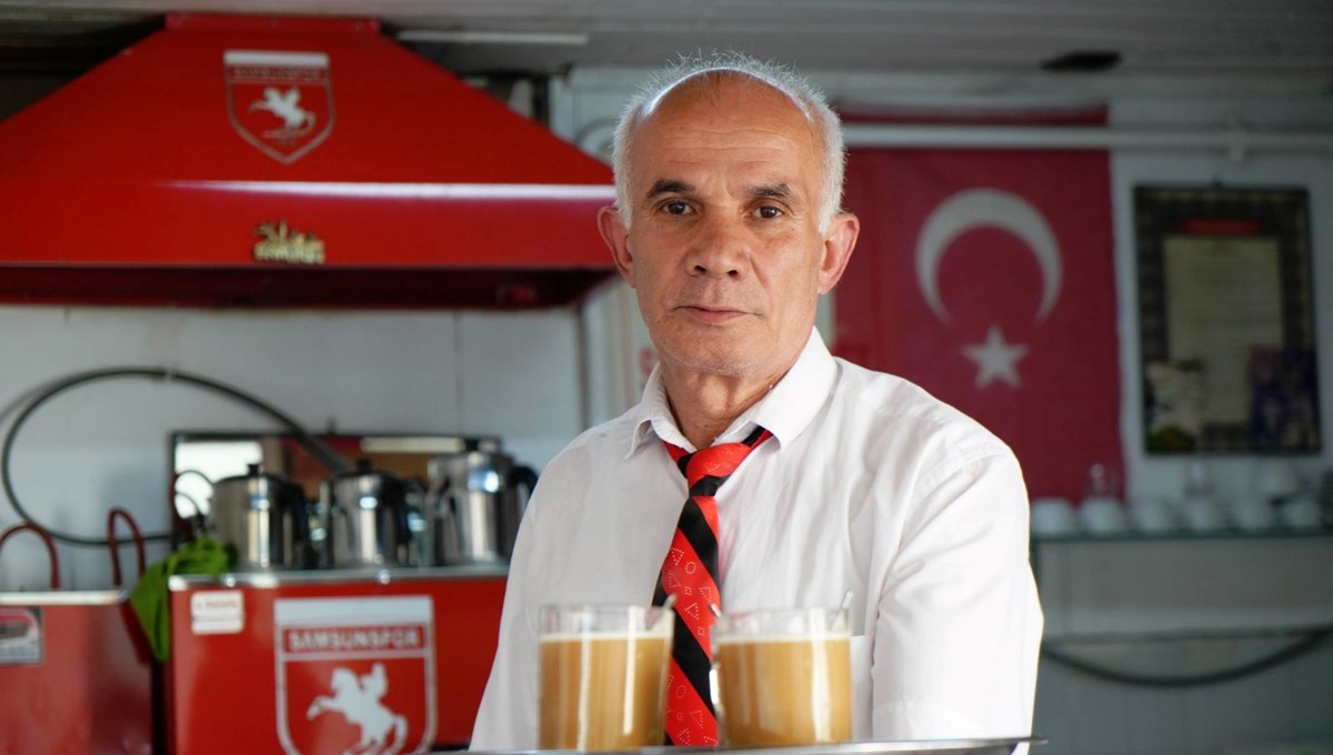 30 yıldır kravatla çay servisi yapıyor