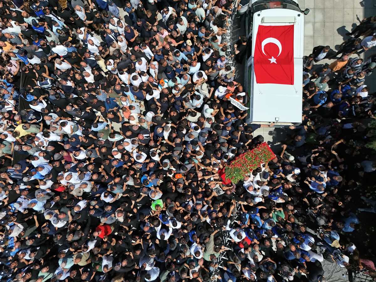 Zeyrek binlerce vatandaşın katılımıyla son yolculuğuna uğurlandı