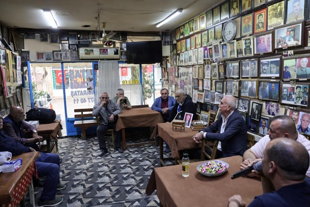 Ölüler Kıraathanesi'nde Bayram Ruhu Asırlara Meydan Okuyor 75 uPaOwGwZnkeq0AUudjOH8A