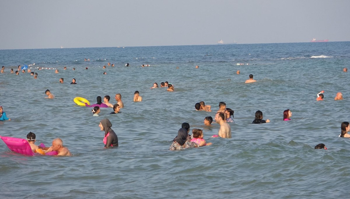 Sıcak hava bunalttı, serinlemek isteyen sahillere akın etti! 