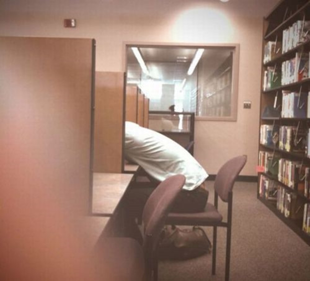 Комната молчания. Комната тишины. Спящие в библиотеке. Тишина в библиотеке. Комната тишины в офисе.