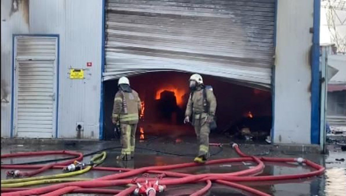 Ataşehir'de iş yerinin deposunda yangın