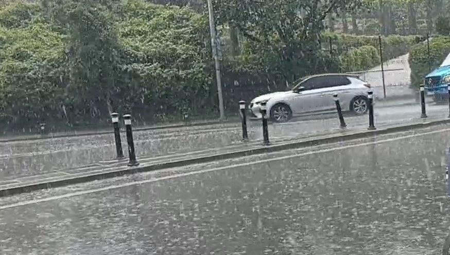 İstanbul'da dolu sürprizi: Bir anda bastırdı