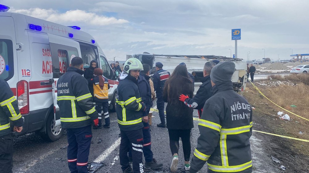 Kaza yapan 2 tur midibüsüne yardıma giden itfaiye aracı da devrildi: 1 ölü 47 yaralı - 7