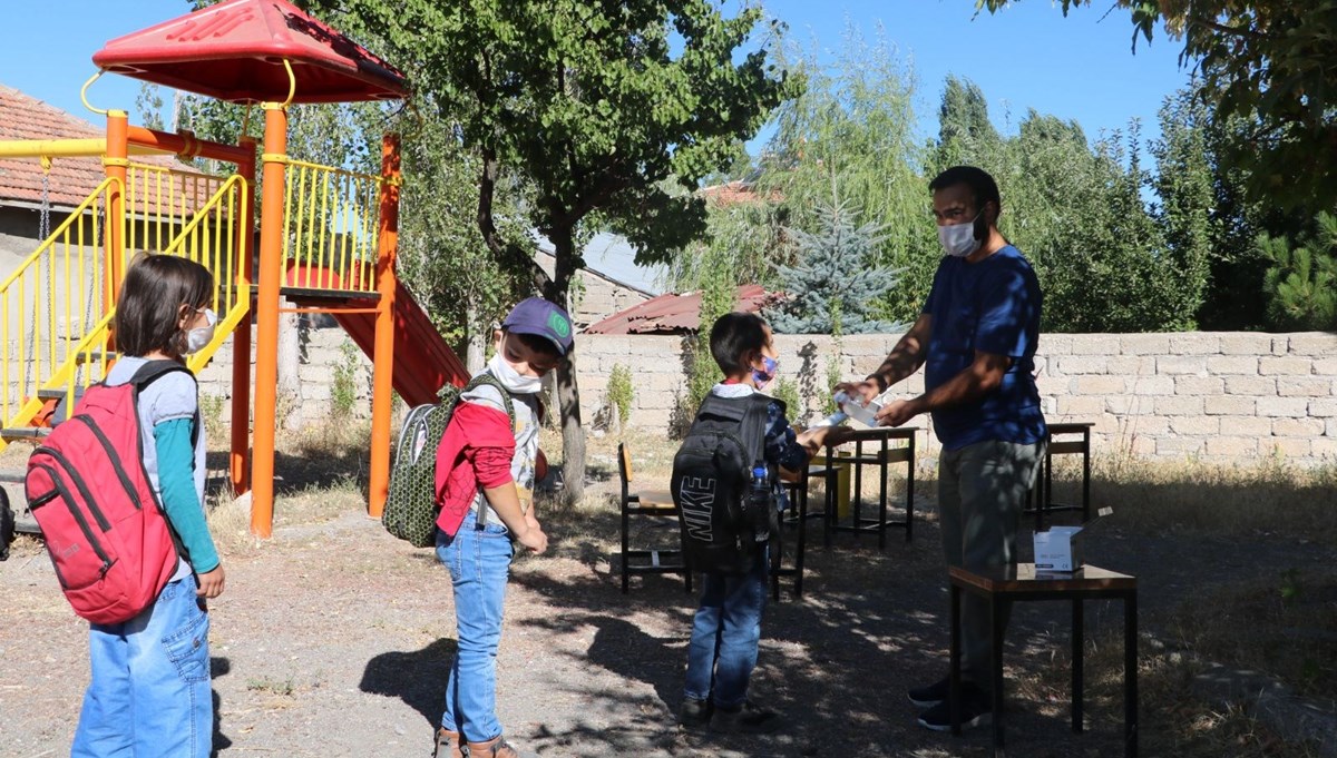 Köy okulu öğretmeni öğrencileri için bahçeyi sınıfa dönüştürdü