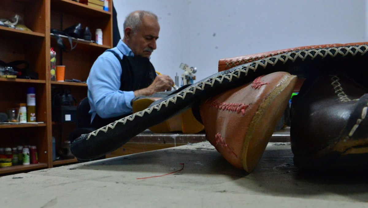 Babasının Kore Savaşı’nda askerlerden öğrendiği mesleği sürdürüyor