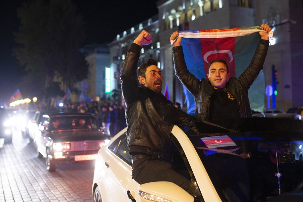 Azerbaycanlılar, Dağlık Karabağ'da varılan anlaşmayı coşkuyla kutluyor - 9