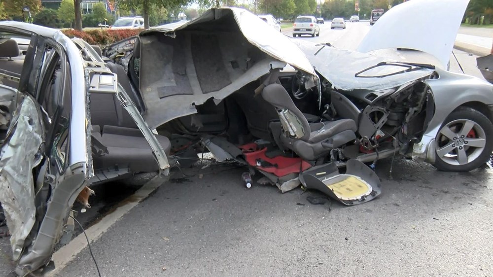 İkiye bölünen araçtan sağ kurtuldu - 7