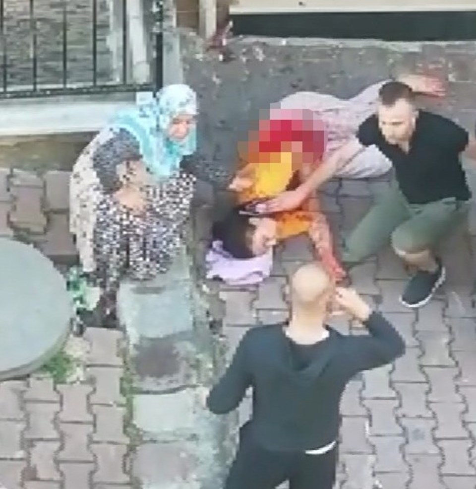 Esenyurt'ta genç kız tartıştığı annesini bıçakladı - 1