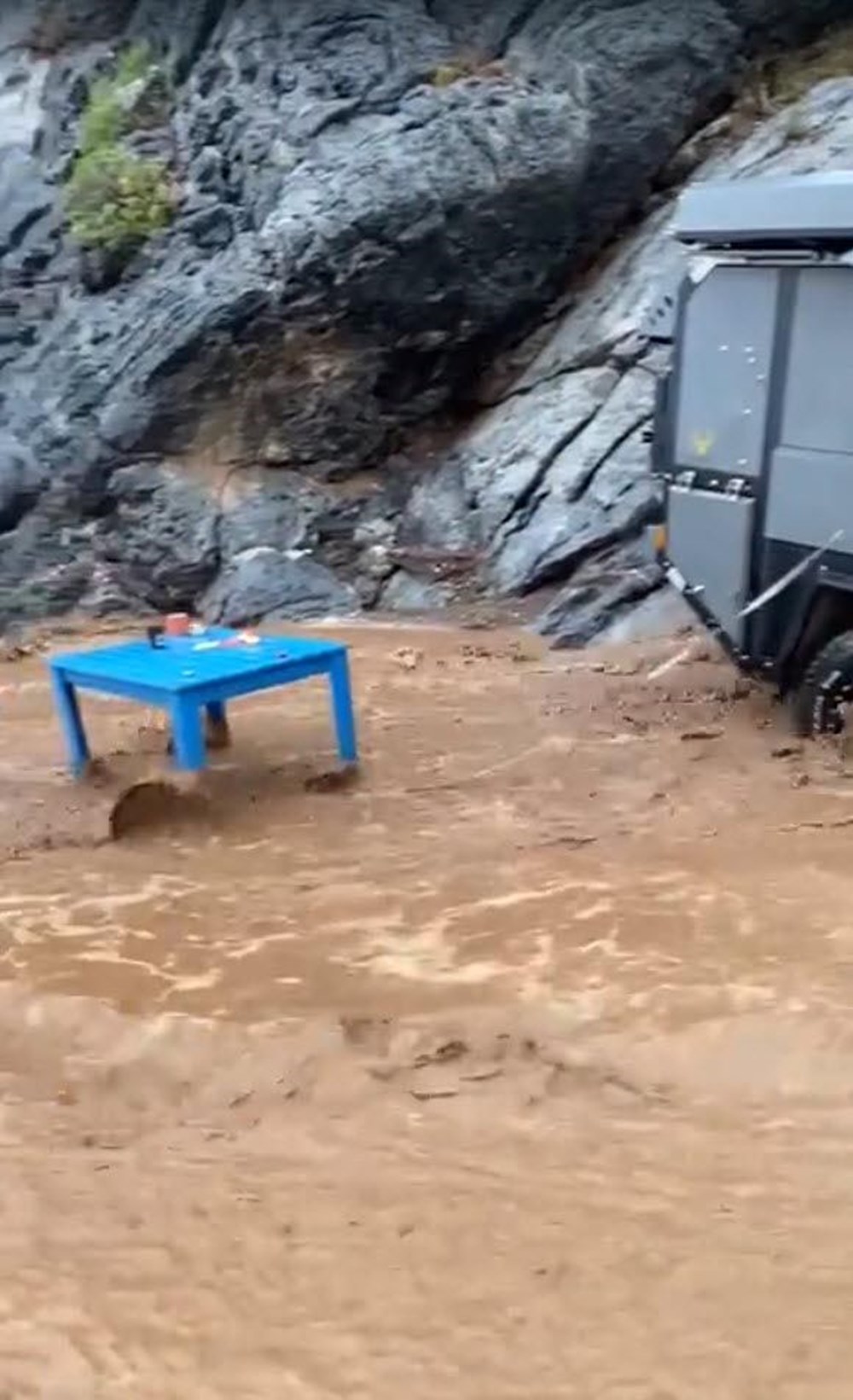 Dünyaca ünlü koyda korku dolu anlar | Ortaca’da sel suları aniden geldi, karavanlar sürüklendi - 6