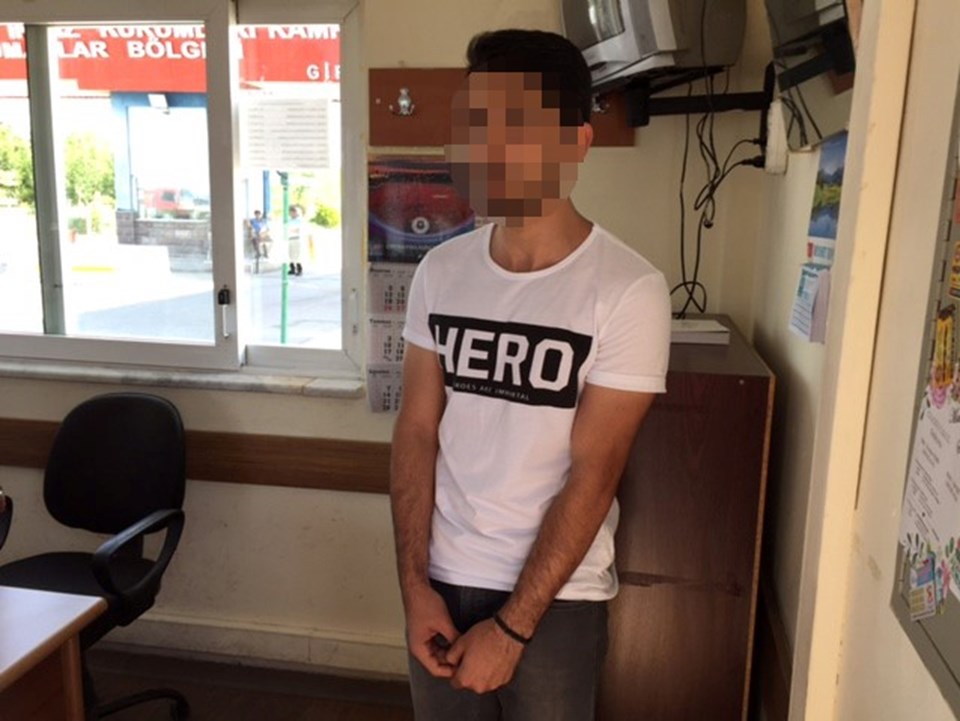 "Hero" yazılı tişörtle duruşma salonuna girmek istedi, gözaltına alındı - 1