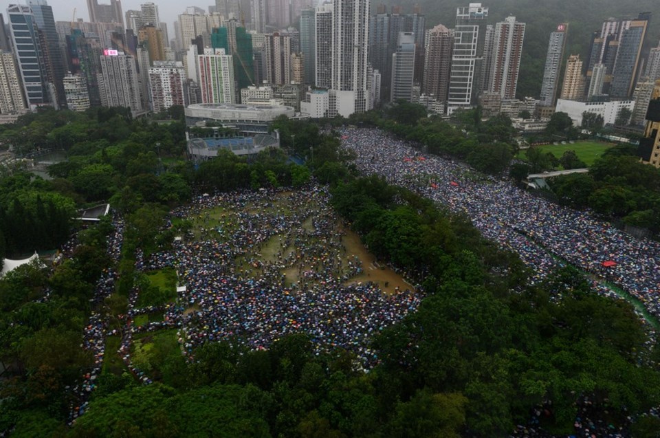 Çin'in tehdidine rağmen Hong Kong'da gösteriler sürüyor - 1