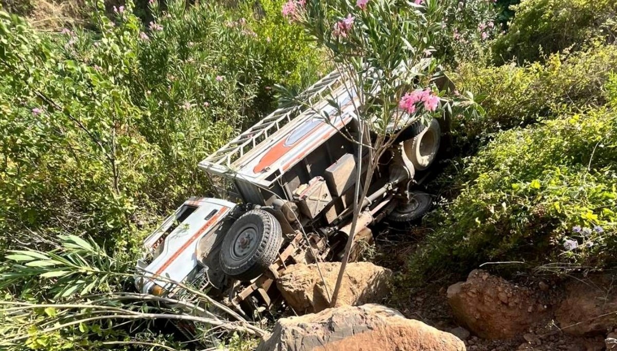 Kamyonet şarampole uçtu