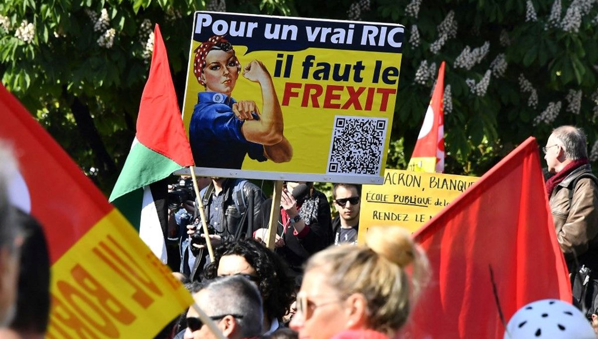 Paris'te aşırı sağcılar AB'den ayrılma çağrısıyla sokağa indi