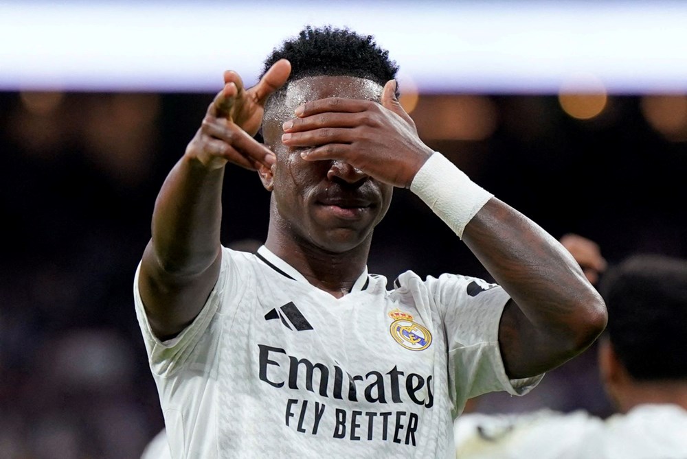 Irkçı saldırıların hedefindeki Vinicius Jr'a futbol tarihine geçecek teklif - 1
