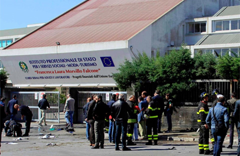 İtalya'da okula bombalı saldırı - 1