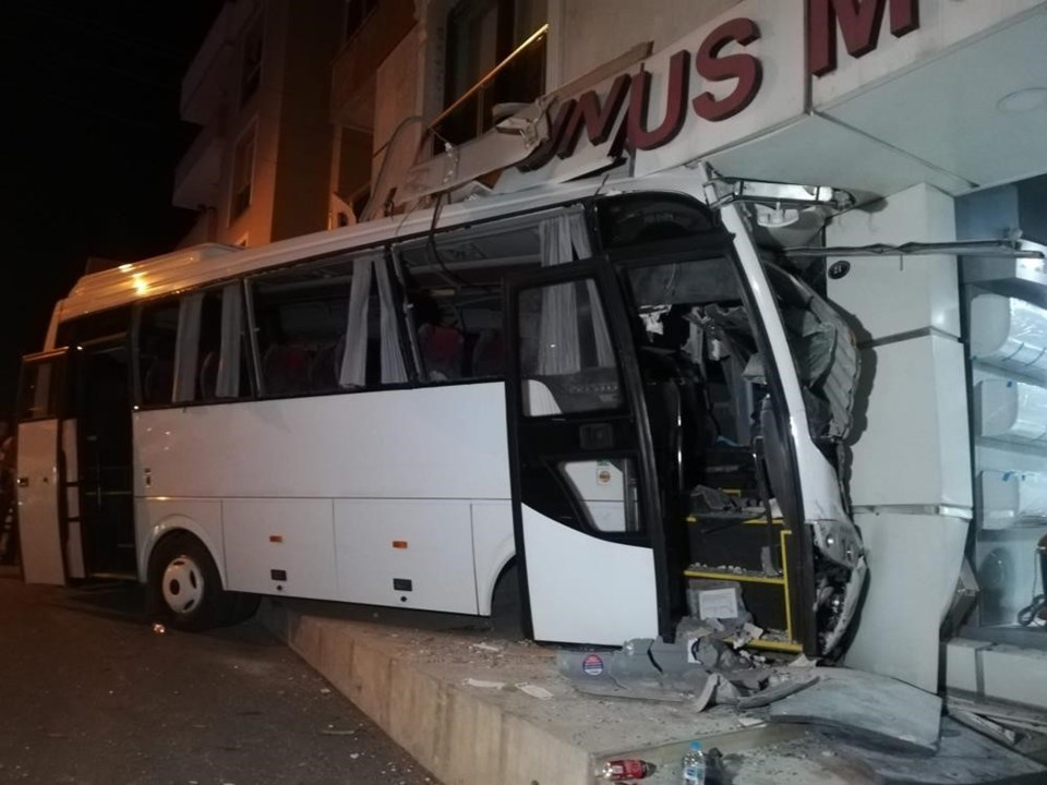 İzmir'de işçi servisi mağazaya daldı: 12 yaralı - 1