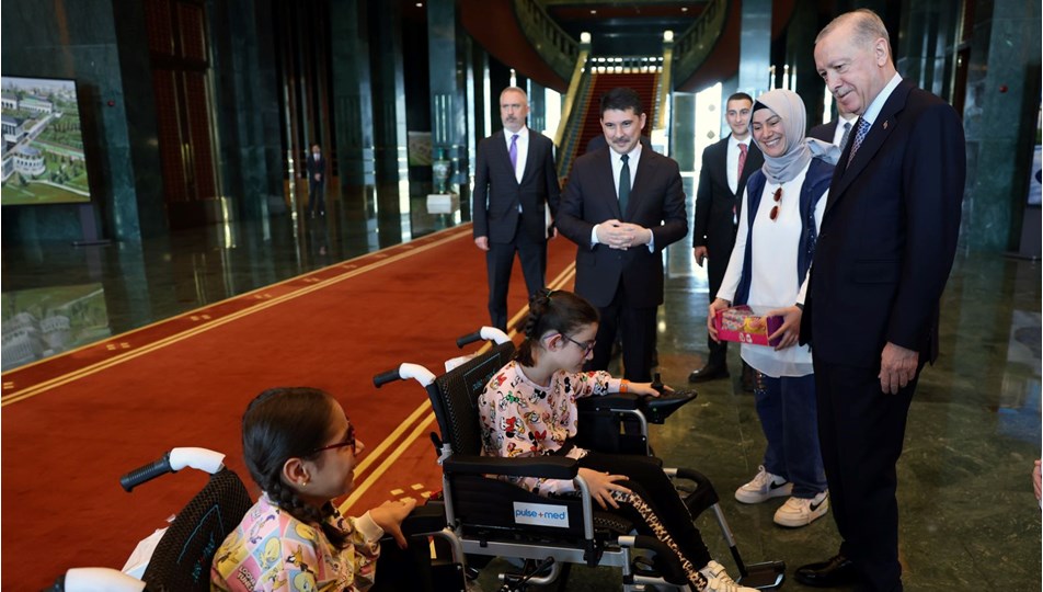 Cumhurbaşkanı Erdoğan, engelli iki kız çocuğunu kabul etti